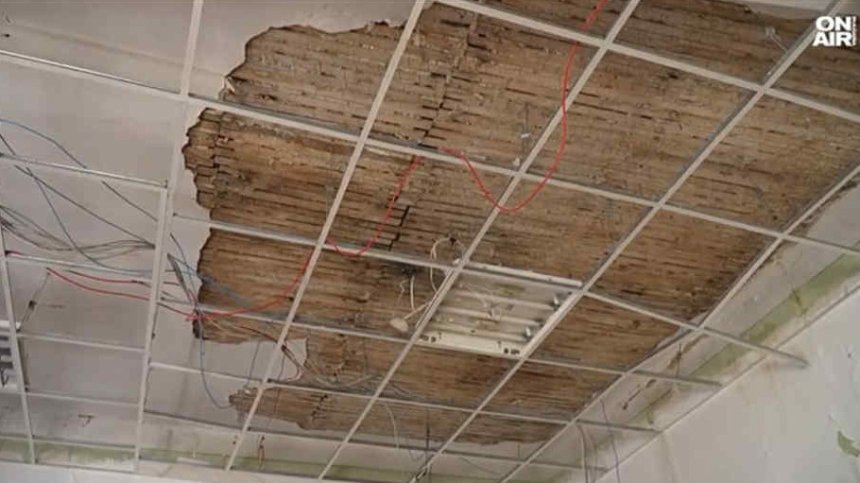 Врани унищожават покрива на горялата преди месеци гимназия в Трявна