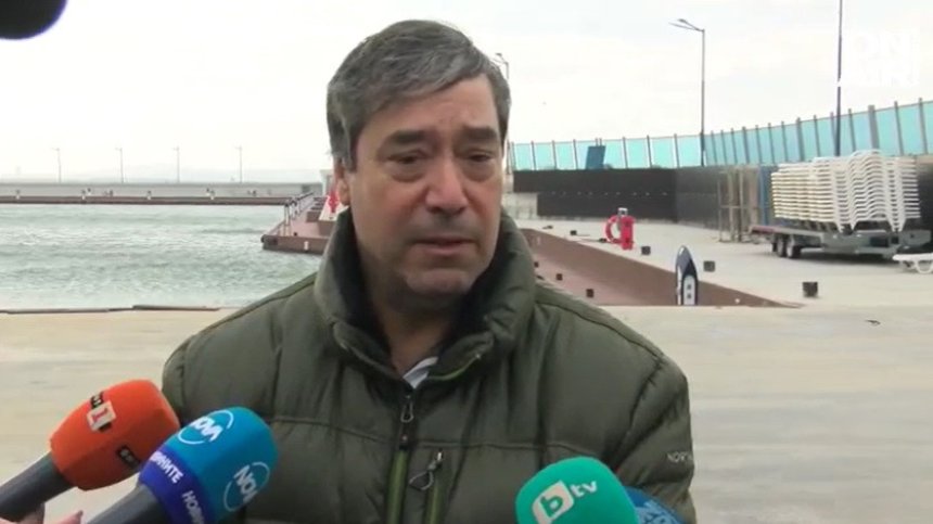 Част от кейовата стена пред летния сарай на Доган е незаконна