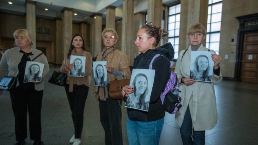 Експертизата: Откритата в куфар Евгения била удушена с ръце