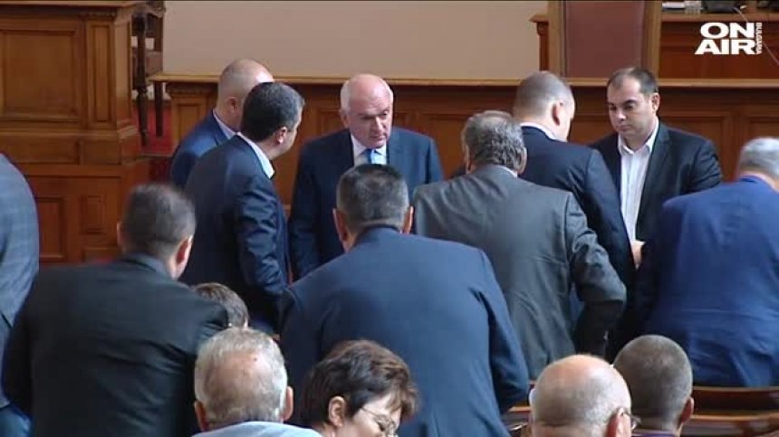 Всички без един: НС одобри декларацията за добросъседство