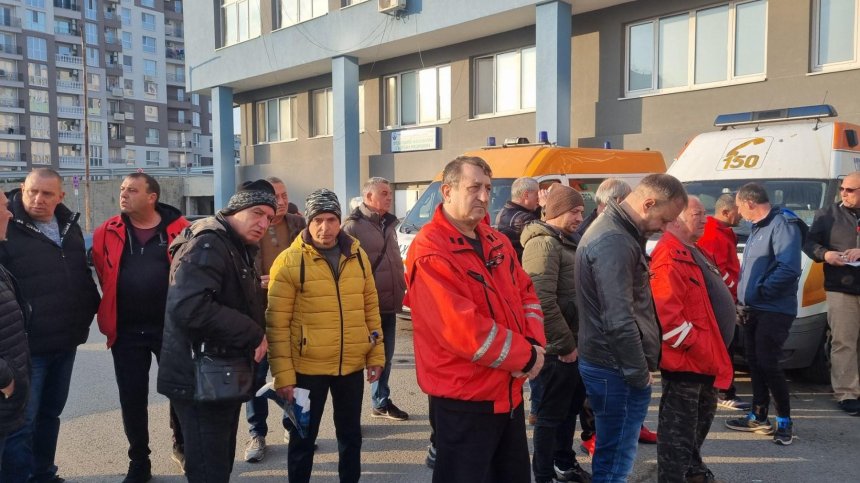 Фишове и актове за шофьори на линейки: "На сирени сме, не на разходка"