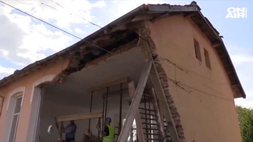 Училище в Казанлък няма да приема ученици: Причината е срутена стена 