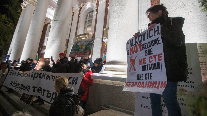 Политиците са разделени в оценките си за щурма на Народния театър