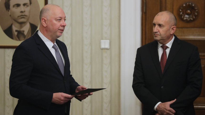 Румен Радев връчи мандата на Росен Желязков, той го върна изпълнен