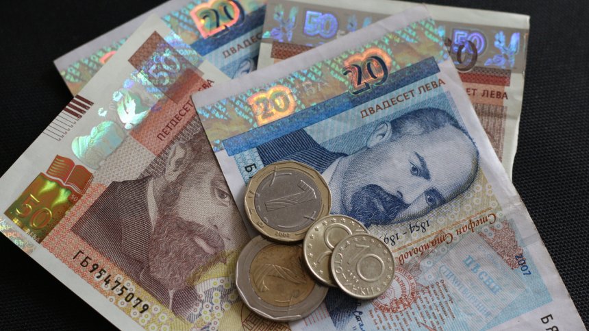 За два месеца средната заплата у нас е с 40 лв. надолу