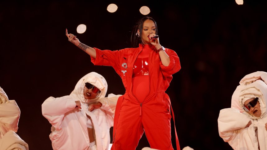 Риана се завърна на сцената след 7 години, изненада с бременно коремче