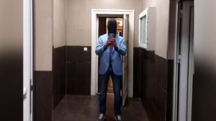 Общински съветник от София нахлу с два пистолета в общината, опита да свали знамето на Украйна