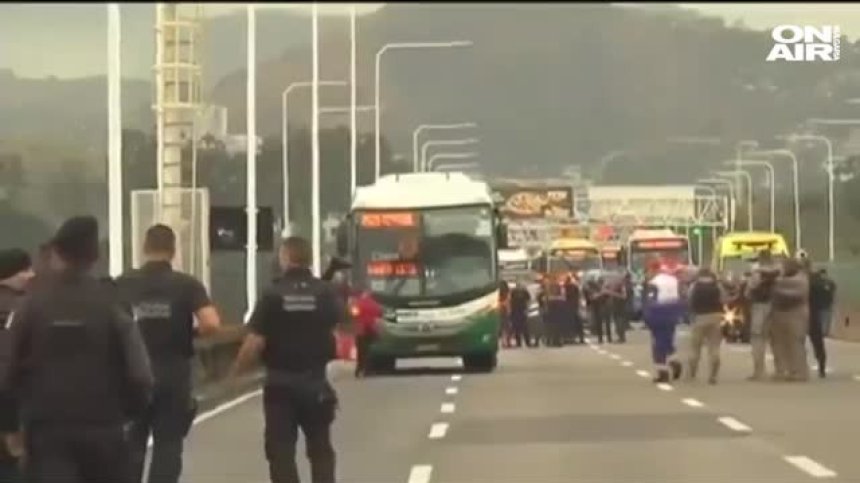 Заложническа драма в Рио, въоръжен отвлече 37 души
