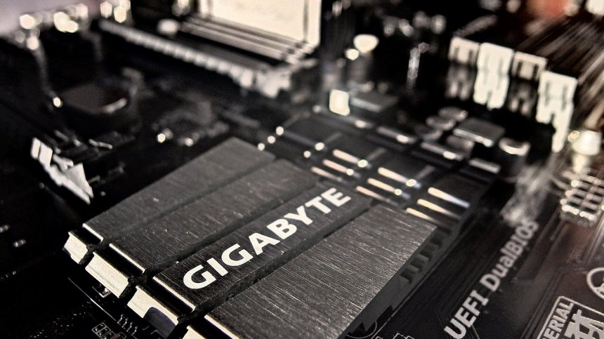 Intel доставя процесори за 100 млн. компютри за изкуствен интелект