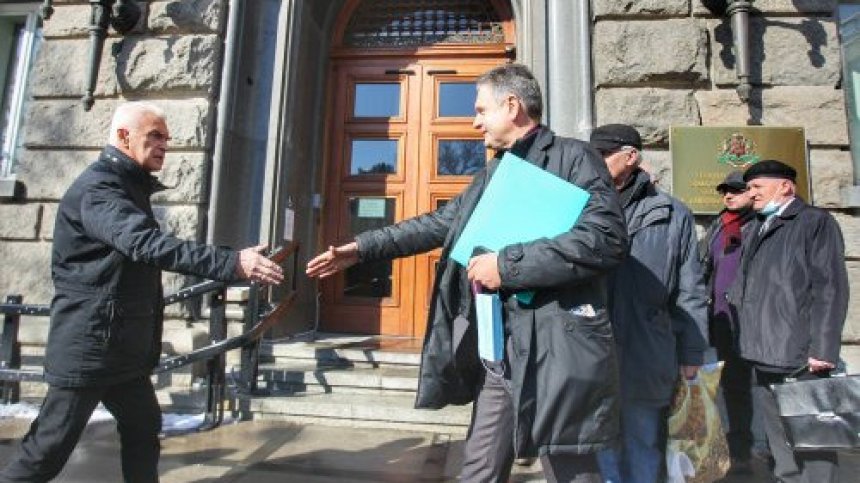 Кои партии се регистрираха за изборите 2 дни преди крайния срок?