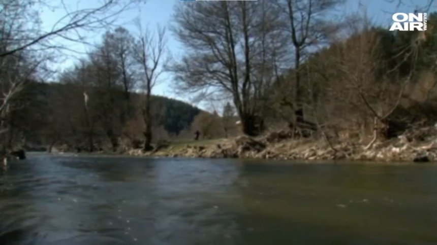 Почистиха коритото на Места, реката приличала на плаващо сметище