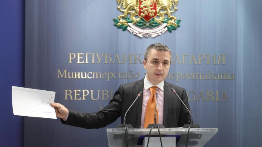 Николов подава оставка утре, но готов ли е да се върне като министър на Кирил Петков?