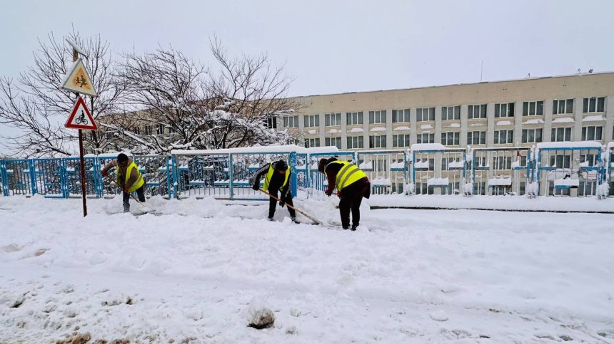 Тежка зима в България: Първи град обяви 12 януари за неучебен ден заради лед и студ