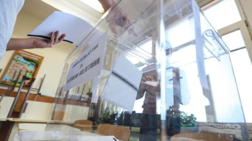 Небесната надпревара в София към 15&nbsp;часа: "Жълт вятър на промяната" е лидер, "Синя джипка" диша във врата на "Червена роза"