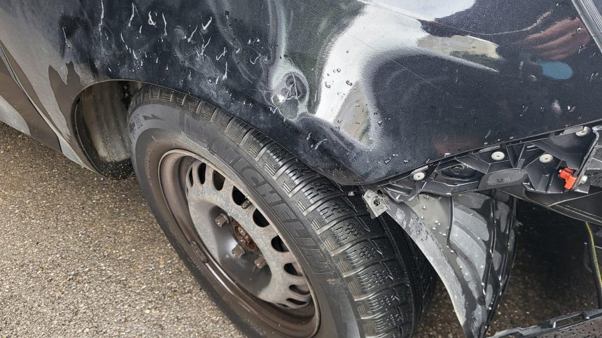 Надъвкана ламарина, броня на парцали, калник с дупки като от кирка: Кой причини това? (+СНИМКИ)