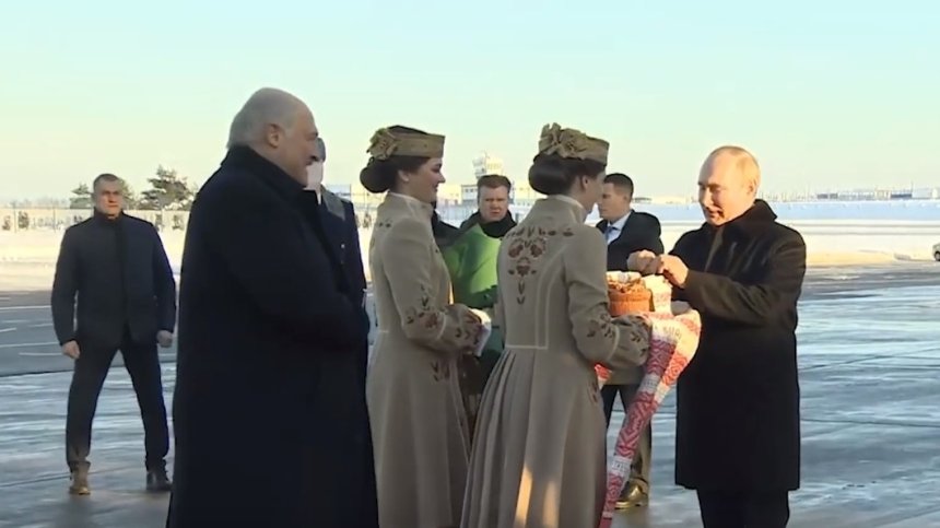 Путин кацна при Лукашенко, посрещна го с хляб и сол