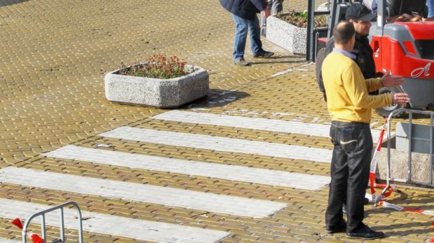 Кола помете мъж и жена на пешеходна пътека в София