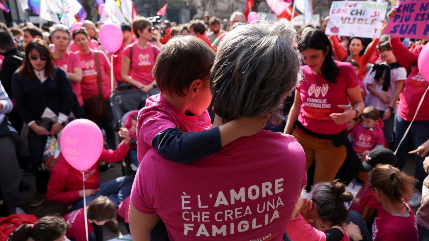 В Италия ще могат да вписват  в акта за раждане две жени като майки