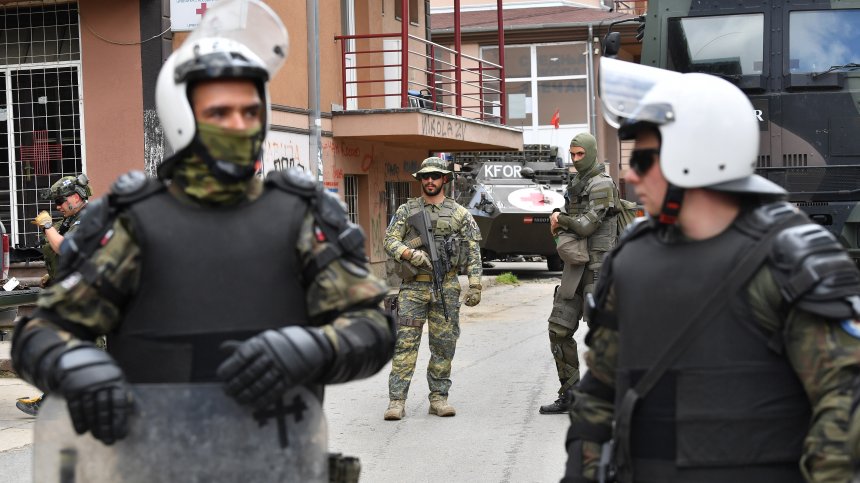 В Косово е "горещо": НАТО ще разположи още 700 военни