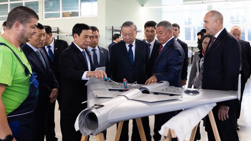Радев показа на делегация от Виетнам български военни дронове