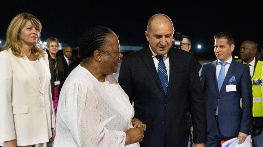 Румен Радев и Деси Радева пристигнаха в Южна Африка