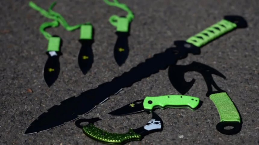 Великобритания забранява зомби ножовете, 6-7 годишни се разхождат с тях