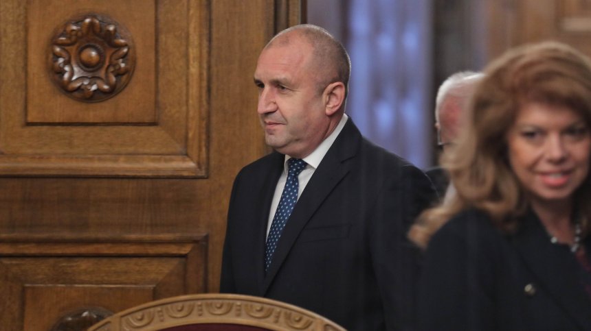 Депутати пишат закони на коляно: ПП-ДБ подкрепи Радев за наложеното вето
