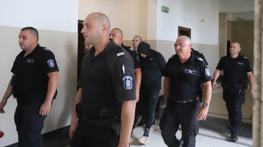Образуваха досъдебно производство срещу полицаи за "чадъра" над Семерджиев