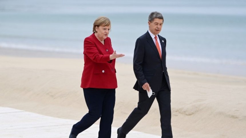 Съпругът на Меркел: Антиваксърите не вярват на науката от мързел