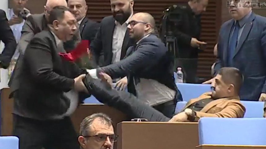 Бой в парламента: Радостин Василев изрита Гюнай Далоолу (+ВИДЕО)