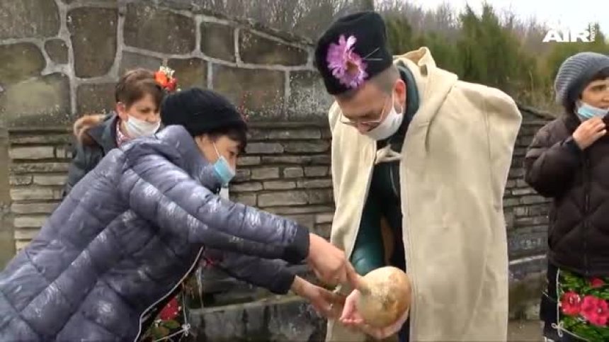 Уникален обичай за Ивановден: Къпане за здраве на селската чешма в Караисен