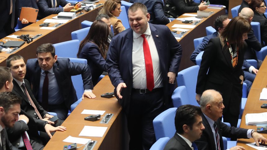 Засега сглобката не се разпада, преговорите ще продължат