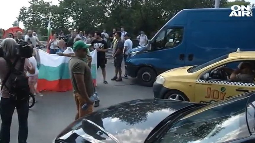 Хаос и изнервени шофьори заради протест на Аспаруховия мост