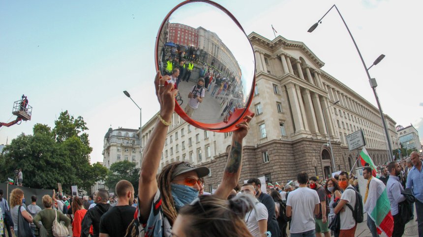Мирен край на 11-ия ден от протестите, преминават в гражданско неподчинение