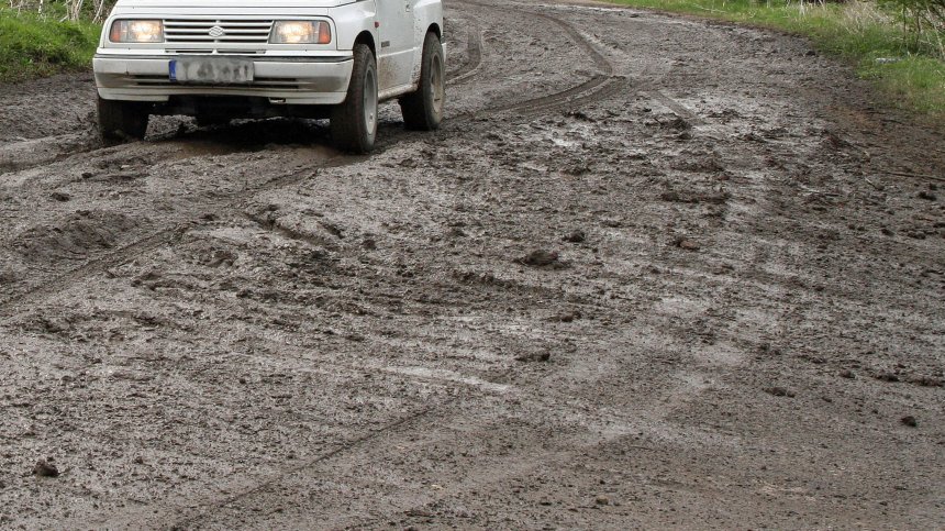 Сигнали от Helpbook: Дупки, коловози, липса на асфалт, кал до глезените 