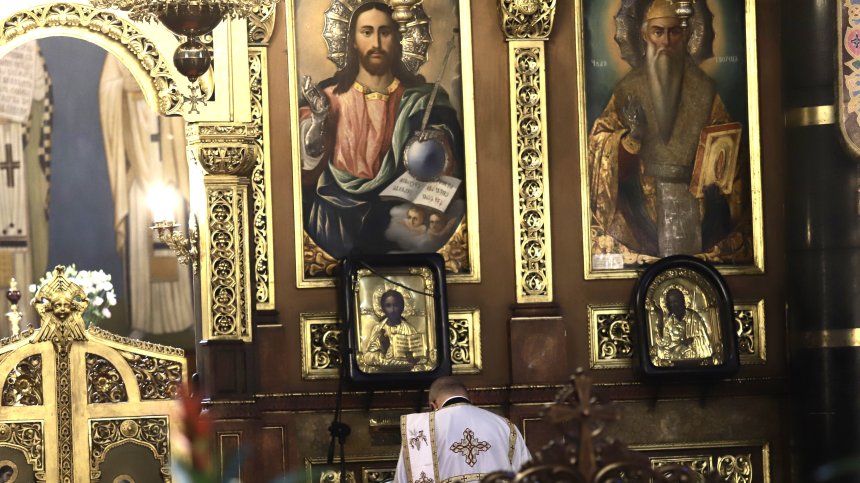 Задържаха мъже, ограбили църква и изиграли парите на хазарт