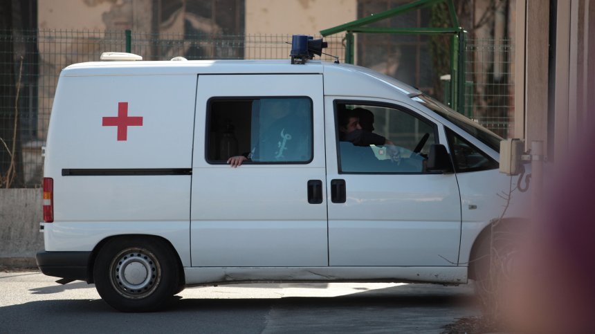 19-годишен младеж скочи от лека кола в движение