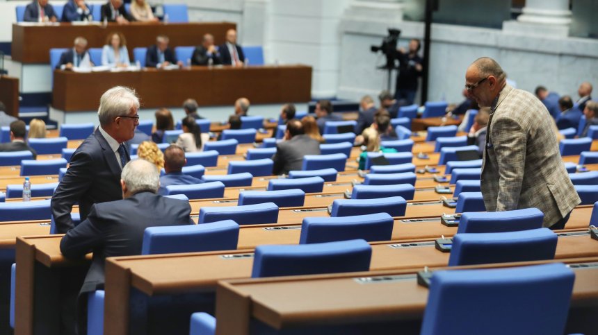 Решаващ ден за кабинета: Депутатите гласуват вота на недоверие