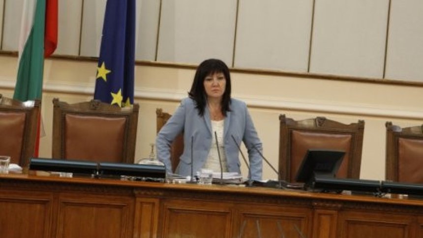 Караянчева остава в болница, възстановяването ѝ ще продължи около месец