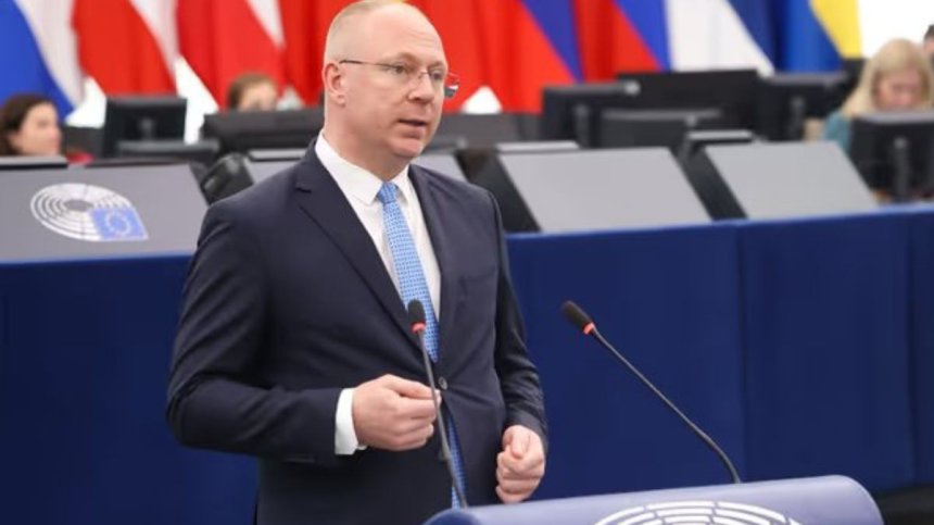 "Възраждане" иска среща с Фон дер Лайен за отлагане на еврото в България