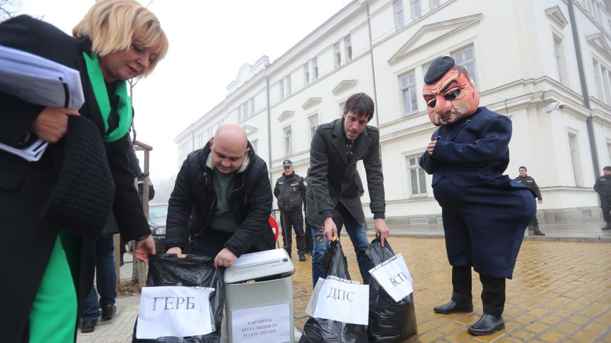 Манолова: Ще бъдем неми наблюдатели на безчинстването на политиците с хартиените бюлетини