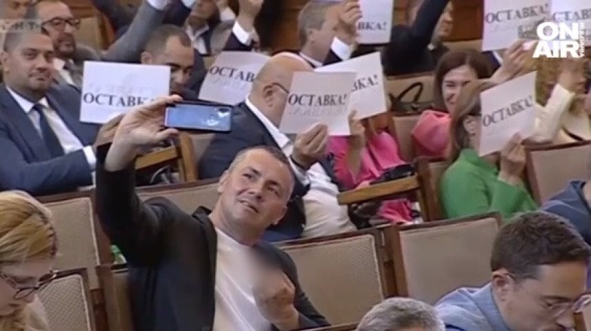 Ицо Хазарта с неприличен жест в НС, после се извини, но не съвсем