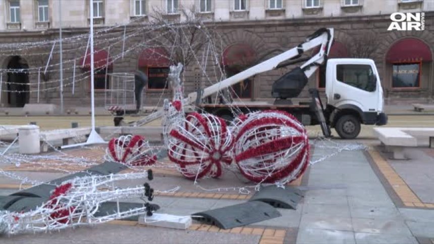 Възстановяват коледната украса пред ЦУМ в София