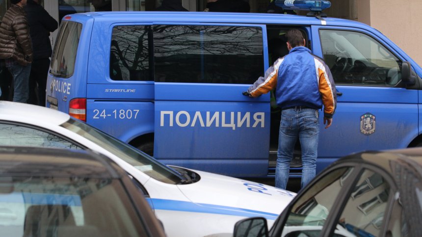 Откриха голямо количество оръжия в дома на мъжа, самоубил се в ДАНС