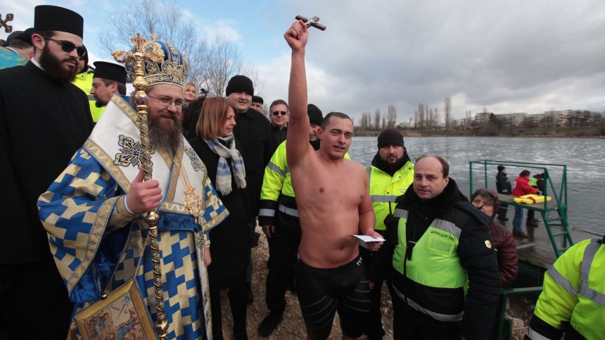 Александър Лебешковски - в ледените води в името на болни деца
