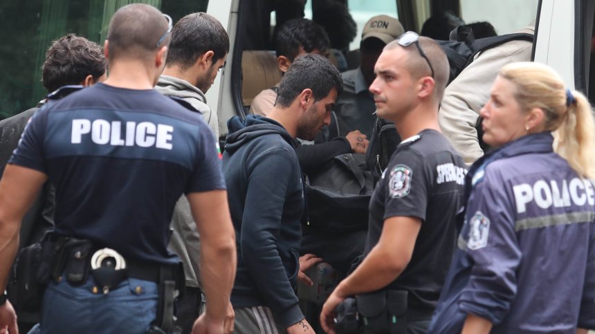 Полицаи спипаха 25-ма араби в блок в центъра на София