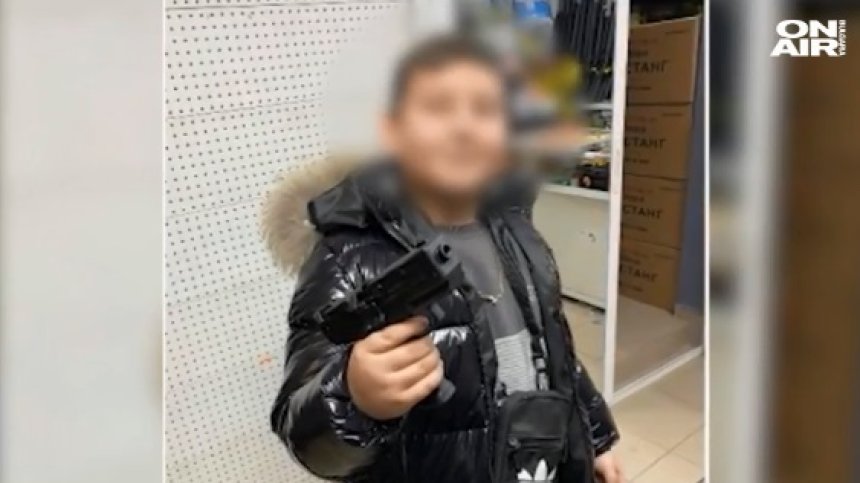 Дядо снима 10-годишното си внуче да шофира, позира и с пистолет