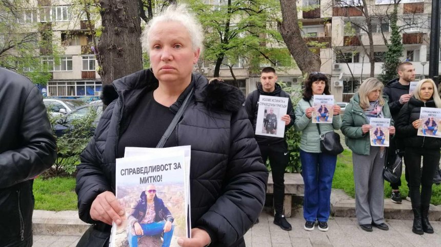 Майката на Митко от Цалапица: Най-страшно е да гледам убийците му