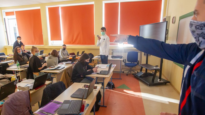 "За" и "против": Трябва ли учениците да се върнат в класните стаи?