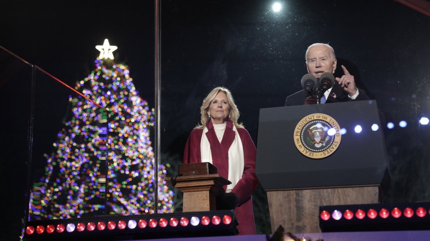 Джо и Джил Байдън запалиха коледните светлини на елхата пред Белия дом
